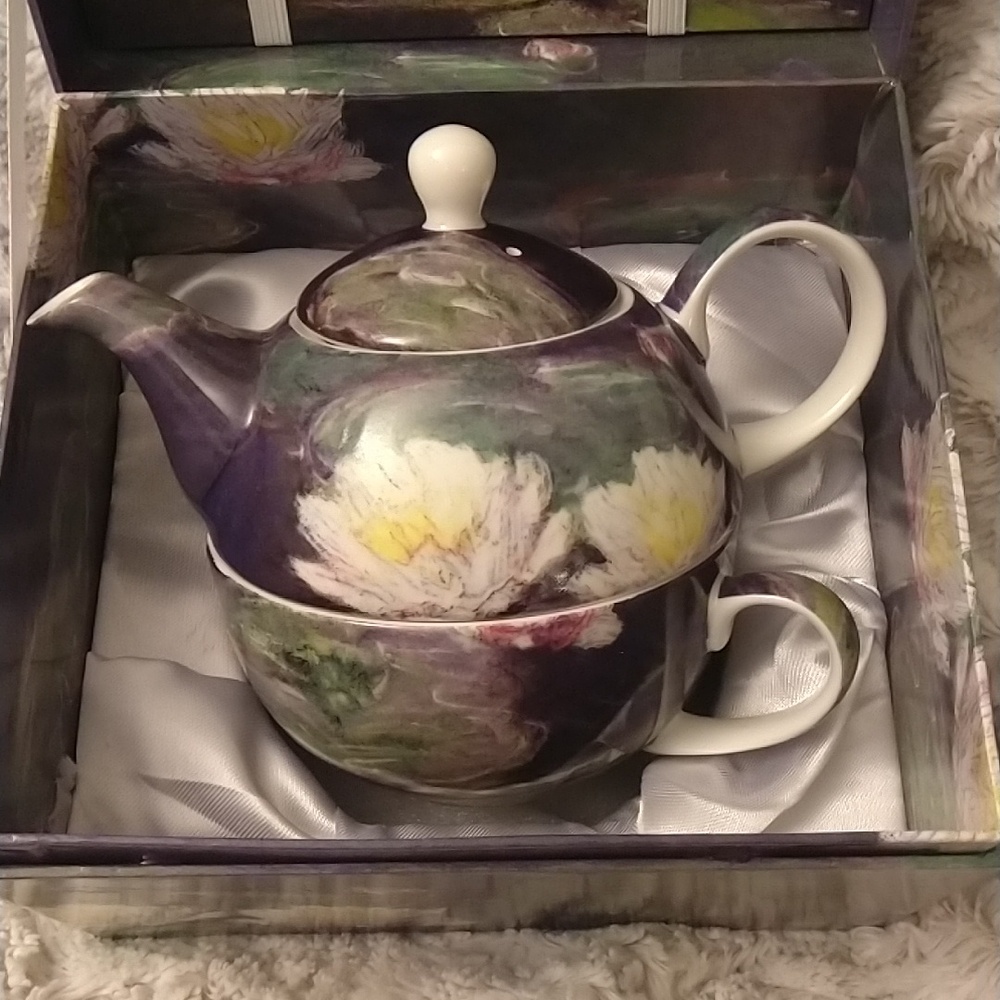 McIntosh "Water Lilies" Fine Bone China Teapot and Cup set *In Original Box*
